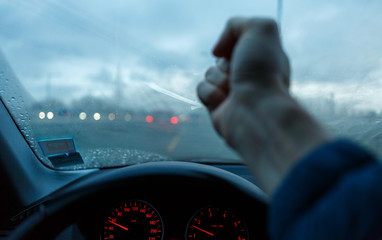 Fluchen im Auto