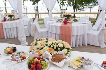 Красивые цветы на столах в день свадьбы