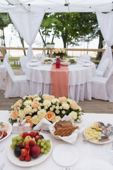 Красивые цветы на столе в день свадьбы