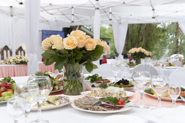 Fototapeta na wymiar Украшение летнего шатра цветами в день свадьбы