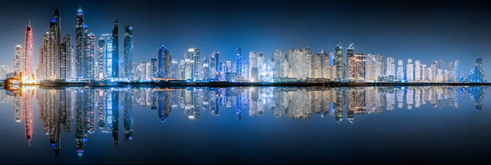 Die beleuchtete Skyline der Dubai Marina bei Nacht