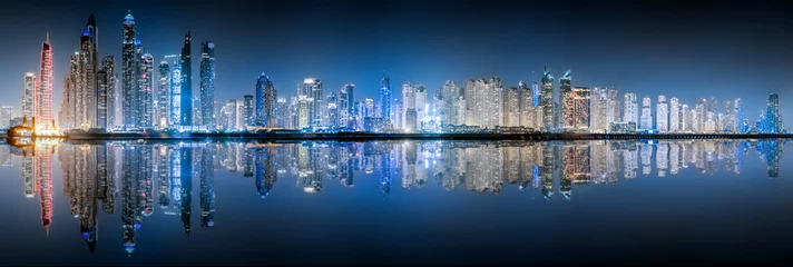 Foto op Plexiglas Die beleuchtete Skyline der Dubai Marina bei Nacht © moofushi