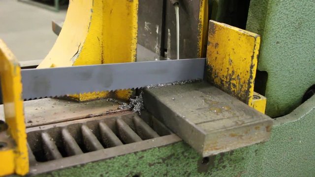 Elektrische B&uuml;gels&auml;ge beim abs&auml;gen eines Stahlblocks