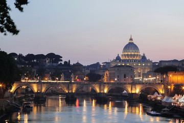 Fototapeta premium Veduta del Tevere, Ponte Sant'Angelo e la cupola di San Pietro sullo sfondo durante il tramonto
