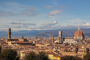 Fototapeta na wymiar Veduta di Firenze, Basilica di Santa Maria del fiore, campanile di Giotto, Palazzo Vecchio, con le montagne e le nubi in lontananza