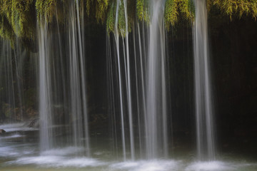 Piccola cascata di acqua pura e fresca con effetto movimento