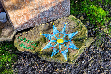 Sandstein mit blauem Stern