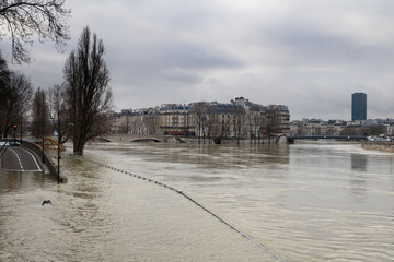 Paris, crue de la Seine face à la tour Montparnasse