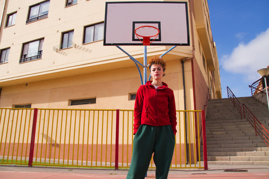 Mujer joven en una cancha de baloncesto urbana 