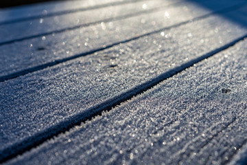 Eiskristalle auf einem Holztisch