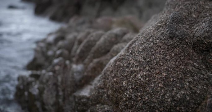 Rocce con flusso d'acqua in insenatura presso Cala Cipolla in Sardegna