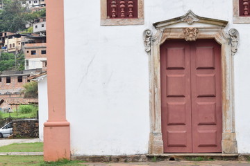 Porta de igreja barroca em Ouro Preto