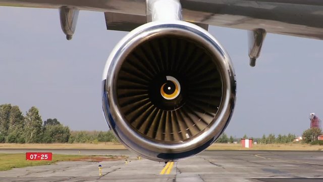 Jet turbine engine
