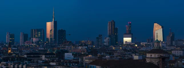 Zelfklevend Fotobehang De skyline van Milaan (Italië) & 39 s nachts  stadsgezicht met nieuwe wolkenkrabbers van Porta Nuova, panoramisch uitzicht vanaf het dak van de Dom van Milaan. © Arcansél