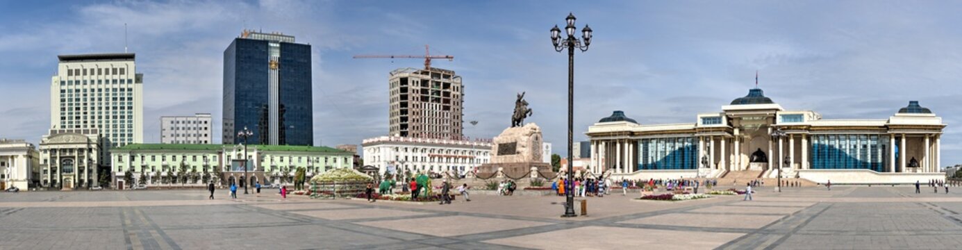 Der Sukhbaatarplatz mit Regierungsgebäude in Ulan Bator, der Hauptstadt der Mongolei