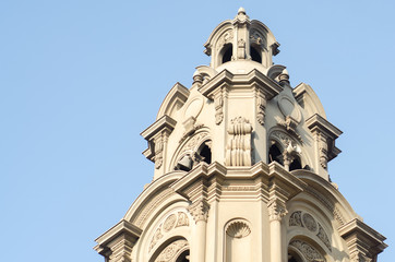 Hermosa catedral al aire libre con cielo azul