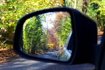 Specchio retrovisore - strada di campagna
