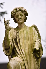 Obraz premium Tomb monument of an angel who is warning the unbelievers