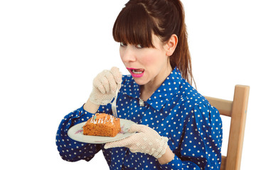 Lustige Frau ißt Karottenkuchen