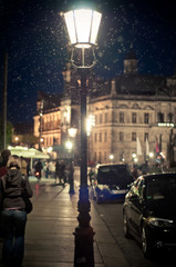 alte Laterne auf einer Stra&szlig;e bei Nacht in Dresden