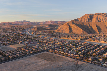 Vroeg in de ochtend uitzicht op nieuwe wijken en Route 215 vanaf de top van Lone Mountain in Noordwest Las Vegas.