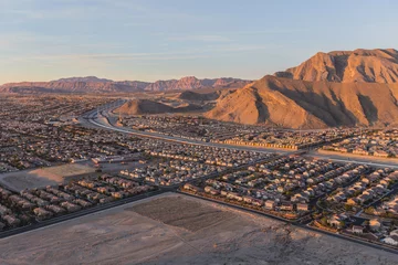 Fotobehang Las Vegas Vroeg in de ochtend uitzicht op nieuwe wijken en Route 215 vanaf de top van Lone Mountain in Noordwest Las Vegas.