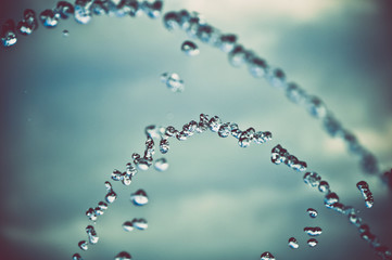 fliegende Wassertropfen im Strahl aus einem Springbrunnen