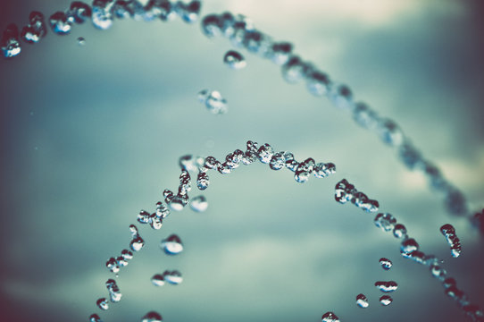 fliegende Wassertropfen im Strahl aus einem Springbrunnen