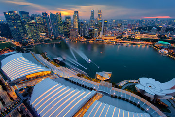 Fototapeta na wymiar Singapore city skyline. Business district aerial view. Downtown landscape reflected in water at sunset in Marina Bay