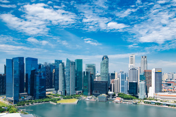 Fototapeta premium Krajobraz panoramę miasta Singapur w dzień błękitnego nieba. Dzielnica biznesowa w centrum miasta i widok na Marina Bay. Pejzaż miejskich drapaczy chmur