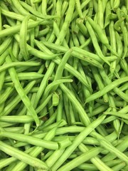 riqriquisimos chicharos verdes exhibidos en de mercado de frutas