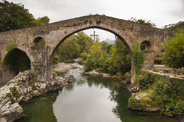 Fototapeta na wymiar puente típico de Asturias, España