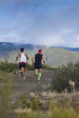 Fototapeta na wymiar deportistas corriendo por la montaña