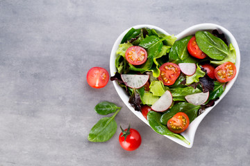 Fresh salad with baby spinach and tomatoes, radish und salad.