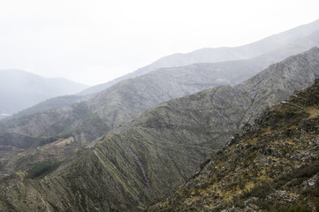 Fototapeta premium paisaje de montaña con niebla