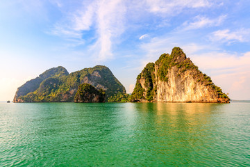 Obraz premium Limestone outcrops in Phang Nga Bay, Phuket, Thailand