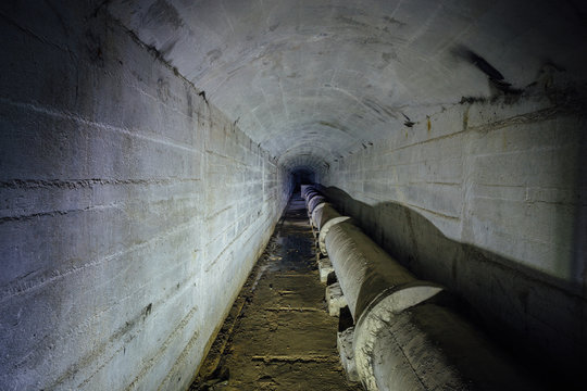 Sewer tunnel with drainage pipeline for flowing sewage 