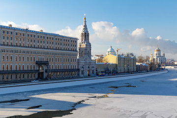 Obraz premium Moskva river in sunny winter day. View of the Sofiyskaya Embankment