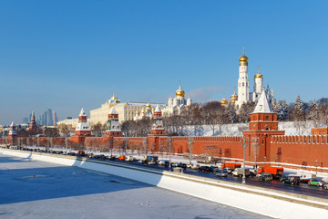 Obraz premium Kremlevskaya embankment under walls of Moscow Kremlin at sunny winter day. Moscow in winter