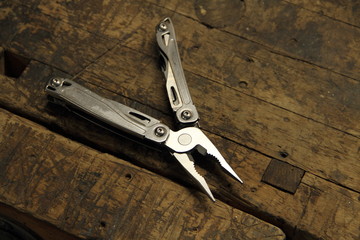 Multitool auf einer Hobelbank