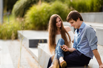 Naklejka premium Man with a cell phone ignoring his girlfriend