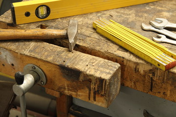 alte Hobelbank mit Hammer und Zollstock