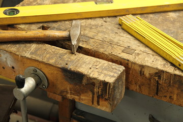 alte Hobelbank mit einem Hammer