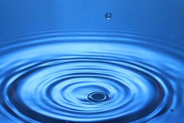 一粒の水を垂らして出来た一瞬の水の表情