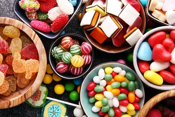 Keuken foto achterwand Snoepjes snoepjes met gelei en suiker. kleurrijke reeks verschillende snoepjes en lekkernijen voor kinderen