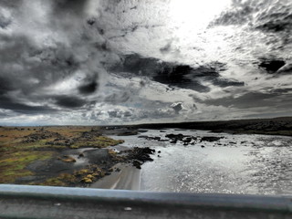 夏のアイスランド、道路から見た川の景色