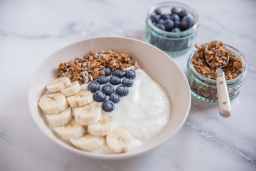 Joghurt mit Müsli und Beeren