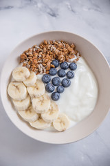 Joghurt mit Müsli und Beeren