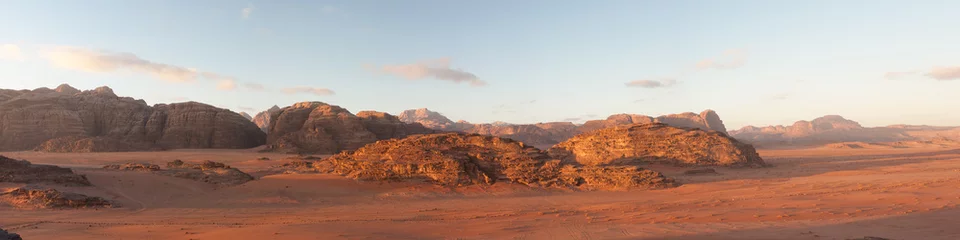 Fototapeten Panoramablick auf die Wüste Wadi Rum bei Sonnenaufgang © xavier gallego morel