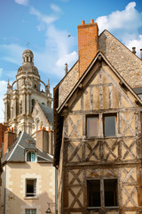 Fototapeta na wymiar Blois. Vieilles maisons à colombages et église saint Vincent, Loir et Cher, Centre Val de Loire, France